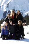 Lech 25 februari 2019
Koning Willem-Alexander, Koningin MÃ¡xima, Prinses Beatrix, Prins Constantijn, Prinses Laurentien en de prinsessen Amalia, Alexia en Ariane samen met Eloise, Leonore en Claus-Casimir tijdens de fotosessie tijdens de wintersportvakantie in Lech.