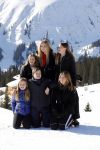 Lech 25 februari 2019
Koning Willem-Alexander, Koningin MÃ¡xima, Prinses Beatrix, Prins Constantijn, Prinses Laurentien en de prinsessen Amalia, Alexia en Ariane samen met Eloise, Leonore en Claus-Casimir tijdens de fotosessie tijdens de wintersportvakantie in Lech.
