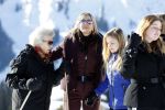 Lech 25 februari 2019
Koning Willem-Alexander, Koningin MÃ¡xima, Prinses Beatrix, Prins Constantijn, Prinses Laurentien en de prinsessen Amalia, Alexia en Ariane samen met Eloise, Leonore en Claus-Casimir tijdens de fotosessie tijdens de wintersportvakantie in Lech.