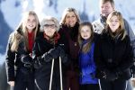 Lech 25 februari 2019
Koning Willem-Alexander, Koningin MÃ¡xima, Prinses Beatrix, Prins Constantijn, Prinses Laurentien en de prinsessen Amalia, Alexia en Ariane samen met Eloise, Leonore en Claus-Casimir tijdens de fotosessie tijdens de wintersportvakantie in Lech.