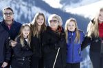 Lech 25 februari 2019
Koning Willem-Alexander, Koningin MÃ¡xima, Prinses Beatrix, Prins Constantijn, Prinses Laurentien en de prinsessen Amalia, Alexia en Ariane samen met Eloise, Leonore en Claus-Casimir tijdens de fotosessie tijdens de wintersportvakantie in Lech.