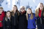 Lech 25 februari 2019
Koning Willem-Alexander, Koningin MÃ¡xima, Prinses Beatrix, Prins Constantijn, Prinses Laurentien en de prinsessen Amalia, Alexia en Ariane samen met Eloise, Leonore en Claus-Casimir tijdens de fotosessie tijdens de wintersportvakantie in Lech.