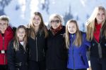 Lech 25 februari 2019
Koning Willem-Alexander, Koningin MÃ¡xima, Prinses Beatrix, Prins Constantijn, Prinses Laurentien en de prinsessen Amalia, Alexia en Ariane samen met Eloise, Leonore en Claus-Casimir tijdens de fotosessie tijdens de wintersportvakantie in Lech.