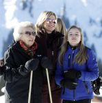 Lech 25 februari 2019
Koning Willem-Alexander, Koningin MÃ¡xima, Prinses Beatrix, Prins Constantijn, Prinses Laurentien en de prinsessen Amalia, Alexia en Ariane samen met Eloise, Leonore en Claus-Casimir tijdens de fotosessie tijdens de wintersportvakantie in Lech.