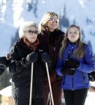 Lech 25 februari 2019
Koning Willem-Alexander, Koningin MÃ¡xima, Prinses Beatrix, Prins Constantijn, Prinses Laurentien en de prinsessen Amalia, Alexia en Ariane samen met Eloise, Leonore en Claus-Casimir tijdens de fotosessie tijdens de wintersportvakantie in Lech.