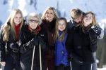 Lech 25 februari 2019
Koning Willem-Alexander, Koningin MÃ¡xima, Prinses Beatrix, Prins Constantijn, Prinses Laurentien en de prinsessen Amalia, Alexia en Ariane samen met Eloise, Leonore en Claus-Casimir tijdens de fotosessie tijdens de wintersportvakantie in Lech.