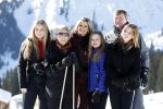 Lech 25 februari 2019
Koning Willem-Alexander, Koningin MÃ¡xima, Prinses Beatrix, Prins Constantijn, Prinses Laurentien en de prinsessen Amalia, Alexia en Ariane samen met Eloise, Leonore en Claus-Casimir tijdens de fotosessie tijdens de wintersportvakantie in Lech.