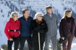 Lech 25 februari 2019
Koning Willem-Alexander, Koningin MÃ¡xima, Prinses Beatrix, Prins Constantijn, Prinses Laurentien en de prinsessen Amalia, Alexia en Ariane samen met Eloise, Leonore en Claus-Casimir tijdens de fotosessie tijdens de wintersportvakantie in Lech.