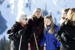 Lech 25 februari 2019
Koning Willem-Alexander, Koningin MÃ¡xima, Prinses Beatrix, Prins Constantijn, Prinses Laurentien en de prinsessen Amalia, Alexia en Ariane samen met Eloise, Leonore en Claus-Casimir tijdens de fotosessie tijdens de wintersportvakantie in Lech.