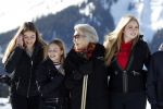 Lech 25 februari 2019
Koning Willem-Alexander, Koningin MÃ¡xima, Prinses Beatrix, Prins Constantijn, Prinses Laurentien en de prinsessen Amalia, Alexia en Ariane samen met Eloise, Leonore en Claus-Casimir tijdens de fotosessie tijdens de wintersportvakantie in Lech.