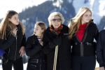 Lech 25 februari 2019
Koning Willem-Alexander, Koningin MÃ¡xima, Prinses Beatrix, Prins Constantijn, Prinses Laurentien en de prinsessen Amalia, Alexia en Ariane samen met Eloise, Leonore en Claus-Casimir tijdens de fotosessie tijdens de wintersportvakantie in Lech.