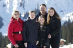 Lech 25 februari 2019
Koning Willem-Alexander, Koningin MÃ¡xima, Prinses Beatrix, Prins Constantijn, Prinses Laurentien en de prinsessen Amalia, Alexia en Ariane samen met Eloise, Leonore en Claus-Casimir tijdens de fotosessie tijdens de wintersportvakantie in Lech.
