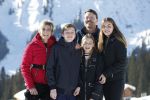 Lech 25 februari 2019
Koning Willem-Alexander, Koningin MÃ¡xima, Prinses Beatrix, Prins Constantijn, Prinses Laurentien en de prinsessen Amalia, Alexia en Ariane samen met Eloise, Leonore en Claus-Casimir tijdens de fotosessie tijdens de wintersportvakantie in Lech.