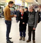 Amsterdam, 16 Februari 2019
Aankomst op Schiphol van Ria Bartling (vriendin oud-bokser Rudi Lubbers) samen met Dr. Martin Wagtmans in gesprek met Nick Dijkmaan