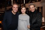 Zaandag 4 februari 2019
PremiÃ¨re Laten we eerlijk zijn in het zaantheater. Richard Kemper met zijn vrouw en zoon