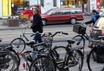 Amsterdam 9 maart 2019
Robert ten Brink en zijn vrouw Roos op de fiets in Amsterdam.