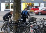 Amsterdam 9 maart 2019
Robert ten Brink en zijn vrouw Roos op de fiets in Amsterdam.