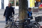 Amsterdam 9 maart 2019
Robert ten Brink en zijn vrouw Roos op de fiets in Amsterdam.