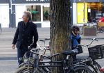 Amsterdam 9 maart 2019
Robert ten Brink en zijn vrouw Roos op de fiets in Amsterdam.