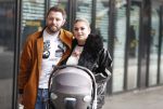 Amsterdam 28 februari 2019
Roxeanne Hazes en haar vriend Erik Zwennes achter de kinderwagen.