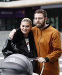 Amsterdam 28 februari 2019
Roxeanne Hazes en haar vriend Erik Zwennes achter de kinderwagen.