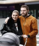 Amsterdam 28 februari 2019
Roxeanne Hazes en haar vriend Erik Zwennes achter de kinderwagen.