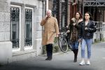 Ansterdam 7 maart 2020
Bram Moszkowicz met zijn dochter en vriendin Nienke Hoogervorst op straat in Amsterdam zuid