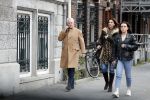 Ansterdam 7 maart 2020
Bram Moszkowicz met zijn dochter en vriendin Nienke Hoogervorst op straat in Amsterdam zuid