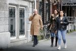 Ansterdam 7 maart 2020
Bram Moszkowicz met zijn dochter en vriendin Nienke Hoogervorst op straat in Amsterdam zuid