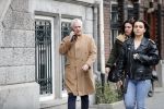 Ansterdam 7 maart 2020
Bram Moszkowicz met zijn dochter en vriendin Nienke Hoogervorst op straat in Amsterdam zuid
