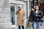 Ansterdam 7 maart 2020
Bram Moszkowicz met zijn dochter en vriendin Nienke Hoogervorst op straat in Amsterdam zuid