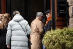 Ansterdam 7 maart 2020
Bram Moszkowicz met zijn dochter en vriendin Nienke Hoogervorst op straat in Amsterdam zuid