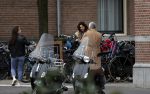 Ansterdam 7 maart 2020
Bram Moszkowicz met zijn dochter en vriendin Nienke Hoogervorst op straat in Amsterdam zuid