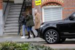 Ansterdam 7 maart 2020
Bram Moszkowicz met zijn dochter en vriendin Nienke Hoogervorst op straat in Amsterdam zuid