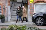 Ansterdam 7 maart 2020
Bram Moszkowicz met zijn dochter en vriendin Nienke Hoogervorst op straat in Amsterdam zuid