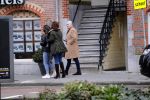 Ansterdam 7 maart 2020
Bram Moszkowicz met zijn dochter en vriendin Nienke Hoogervorst op straat in Amsterdam zuid