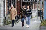 Ansterdam 7 maart 2020
Bram Moszkowicz met zijn dochter en vriendin Nienke Hoogervorst op straat in Amsterdam zuid