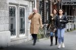 Ansterdam 7 maart 2020
Bram Moszkowicz met zijn dochter en vriendin Nienke Hoogervorst op straat in Amsterdam zuid