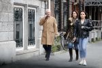 Ansterdam 7 maart 2020
Bram Moszkowicz met zijn dochter en vriendin Nienke Hoogervorst op straat in Amsterdam zuid