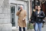 Ansterdam 7 maart 2020
Bram Moszkowicz met zijn dochter en vriendin Nienke Hoogervorst op straat in Amsterdam zuid