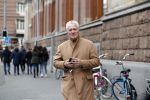 Ansterdam 7 maart 2020
Bram Moszkowicz met zijn dochter en vriendin Nienke Hoogervorst op straat in Amsterdam zuid