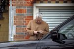 Ansterdam 7 maart 2020
Bram Moszkowicz met zijn dochter en vriendin Nienke Hoogervorst op straat in Amsterdam zuid