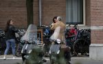 Ansterdam 7 maart 2020
Bram Moszkowicz met zijn dochter en vriendin Nienke Hoogervorst op straat in Amsterdam zuid