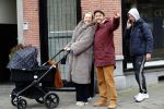 Amsterdam 30 januari 2020
Carolien Spoor en haar man John Karthaus achter de kinderwagen.