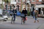 Amsterdam 1 februari 2020
Chazia Mourali met haar man op de fiets in Amsterdam zuid