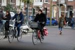 Amsterdam 1 februari 2020
Chazia Mourali met haar man op de fiets in Amsterdam zuid