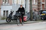 Amsterdam 1 februari 2020
Chazia Mourali met haar man op de fiets in Amsterdam zuid