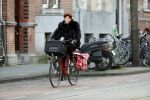 Amsterdam 1 februari 2020
Chazia Mourali met haar man op de fiets in Amsterdam zuid