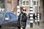 Amsterdam 12 maart 2020
Connie Witteman doet boodschappen met haar Biro . Daarna gaat ze naar de bank