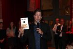 Amsterdam 16 januari 2020
Boekpresentatie Daan Jensen . Daan reikt het eerste boek uit aan zijn moeder.